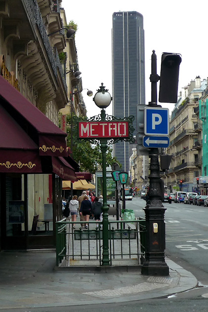 Rue de Renne med nyt og gammelt - Metro og Tour Montparnasse. Taget den 17. juli 2011