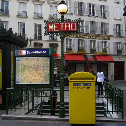 Billede af Metrostationen Saint-Placide p metrolinie 4. Stationen ligger i Rue de Renne.